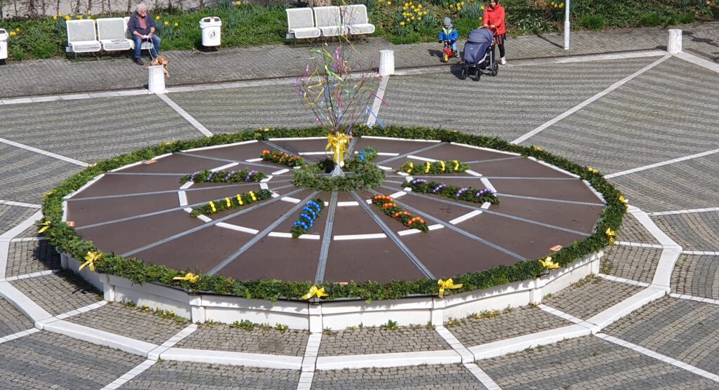 Osterbrunnen 2024 auf dem Rathausplatz Ottobrunn